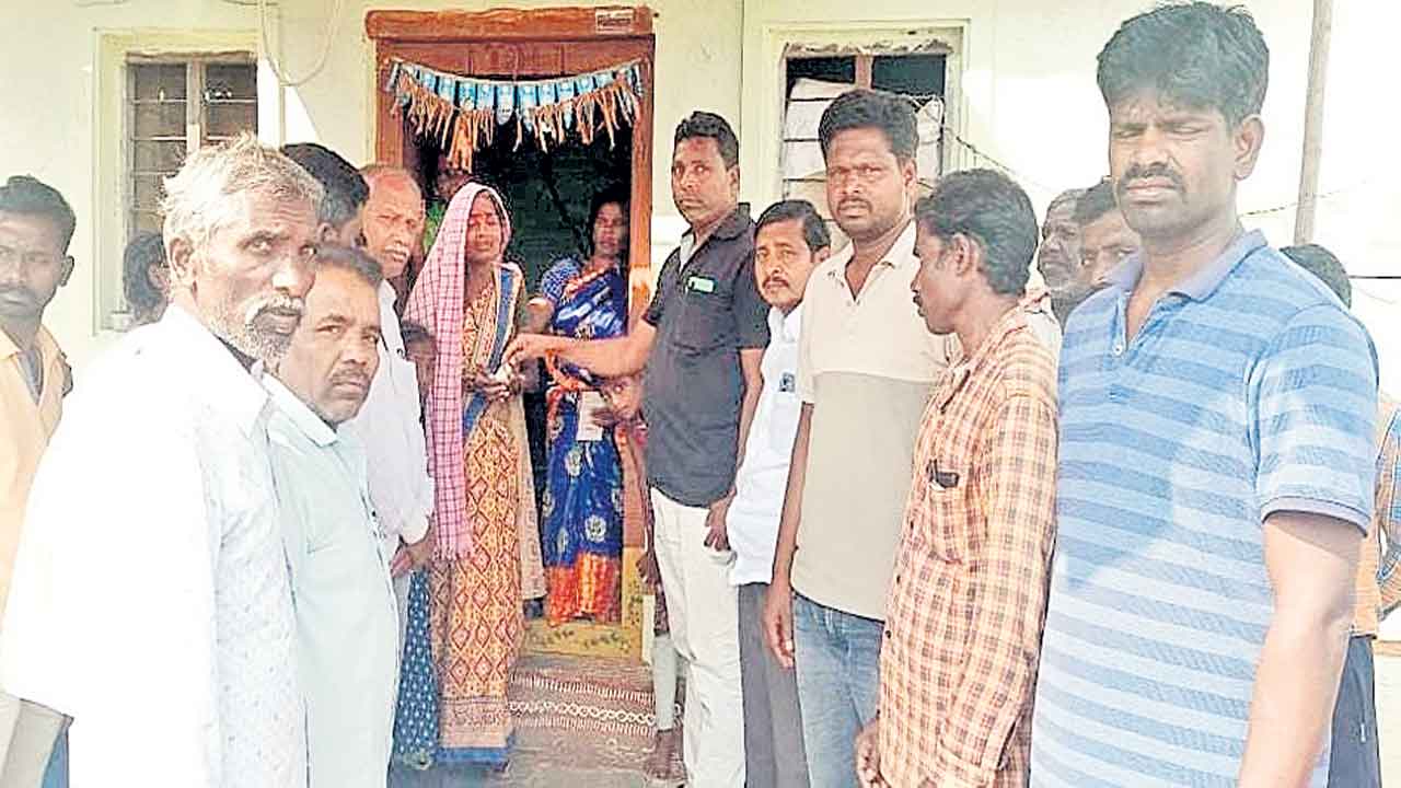 బాధిత కుటుంబాలకు ఆర్థిక సాయం