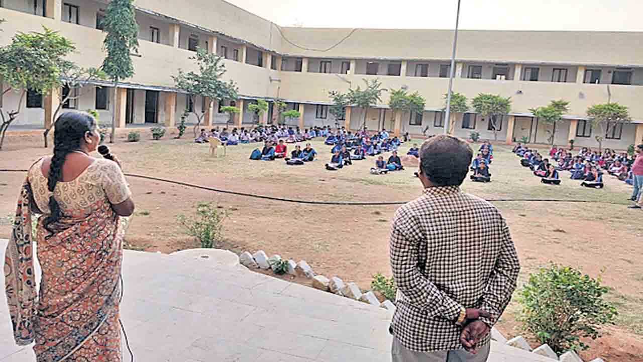 విద్యార్థులు అన్ని రంగాల్లో రాణించాలి