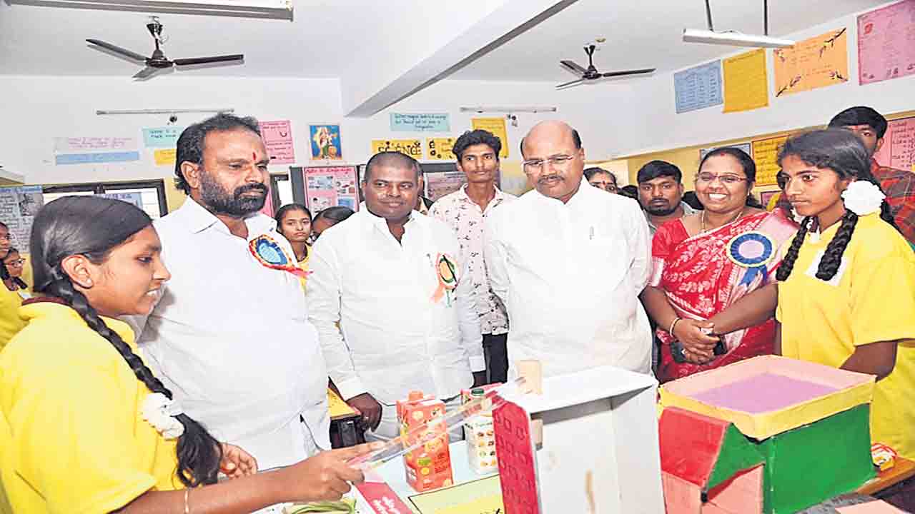 వైజ్ఞానిక ప్రదర్శనలపై దృష్టి సారించాలి