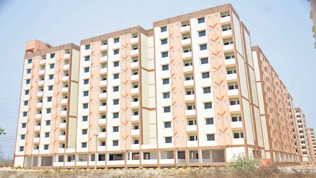 వడివడిగా.. డబుల్‌ బెడ్‌రూం ఇండ్ల నిర్మాణం