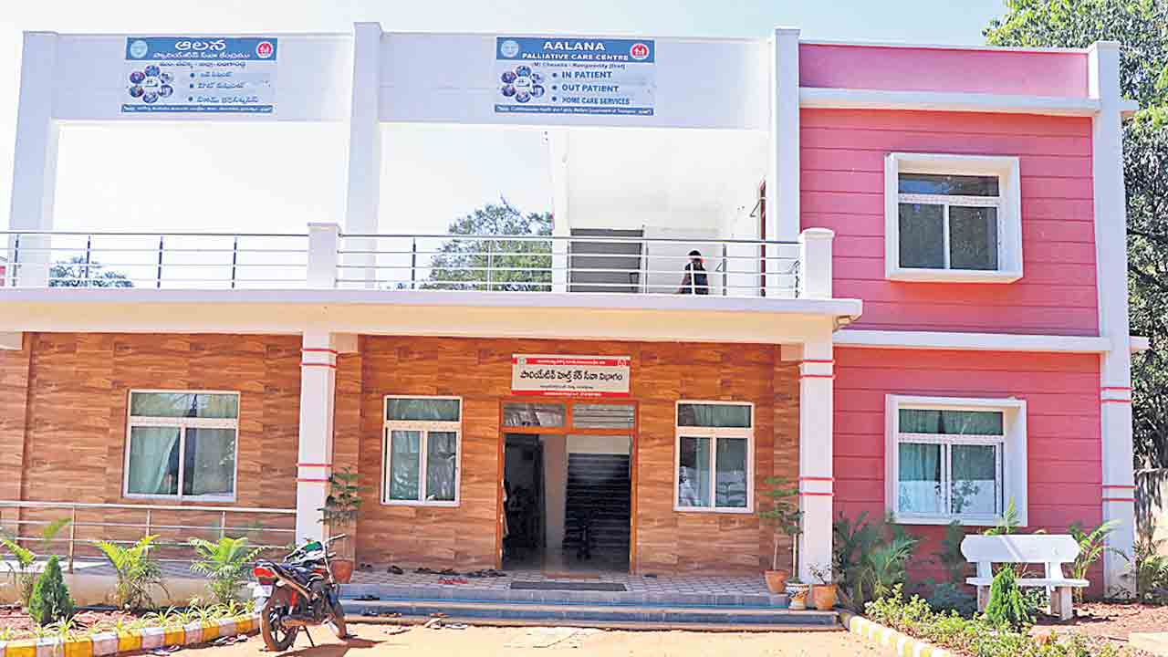 అక్కున చేర్చుకొని.. సాంత్వన చేకూర్చి..