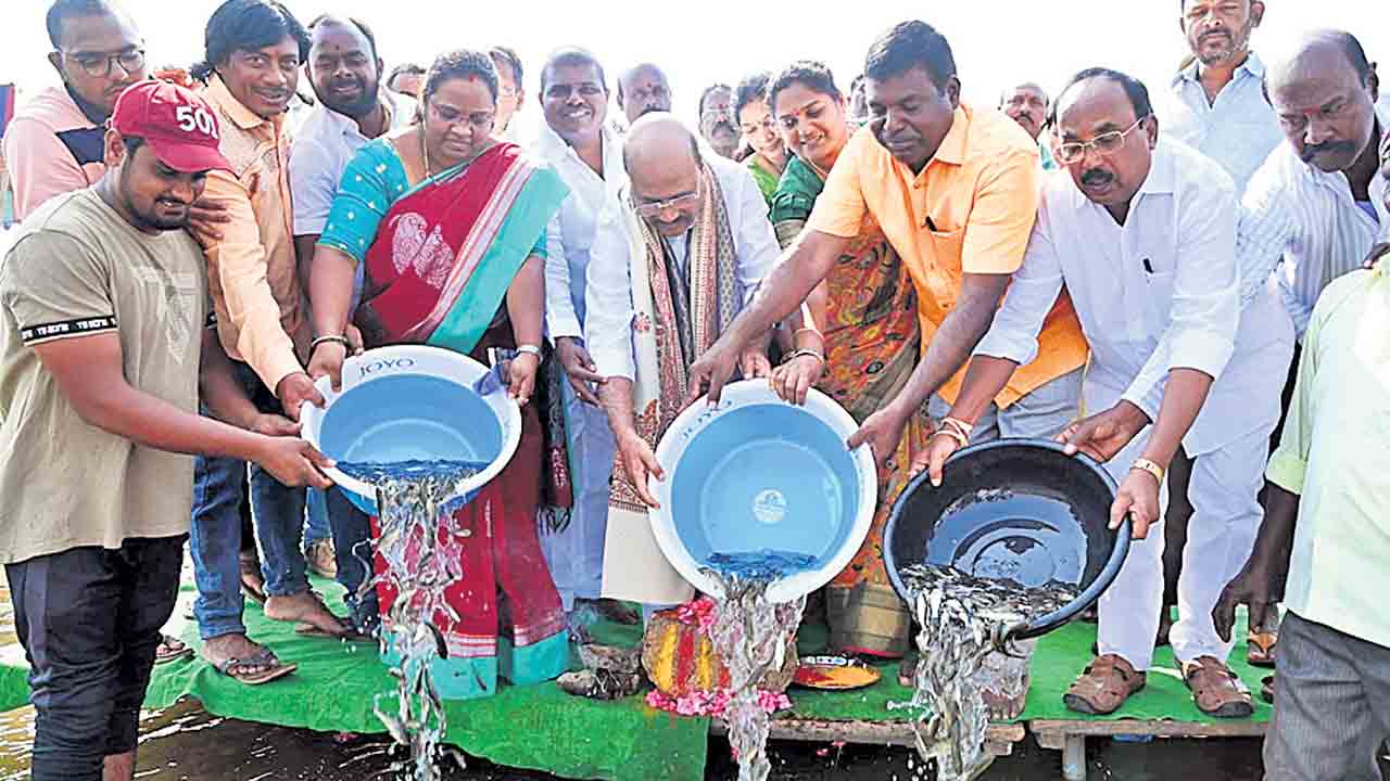 మత్స్యకారులు ఆర్థికంగా అభివృద్ధి చెందాలి
