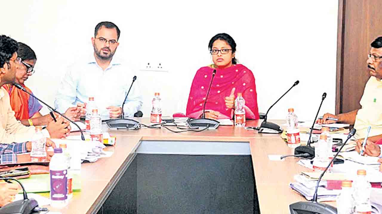 భూముల సమస్య పరిష్కారానికి కలిసికట్టుగా పనిచేయాలి