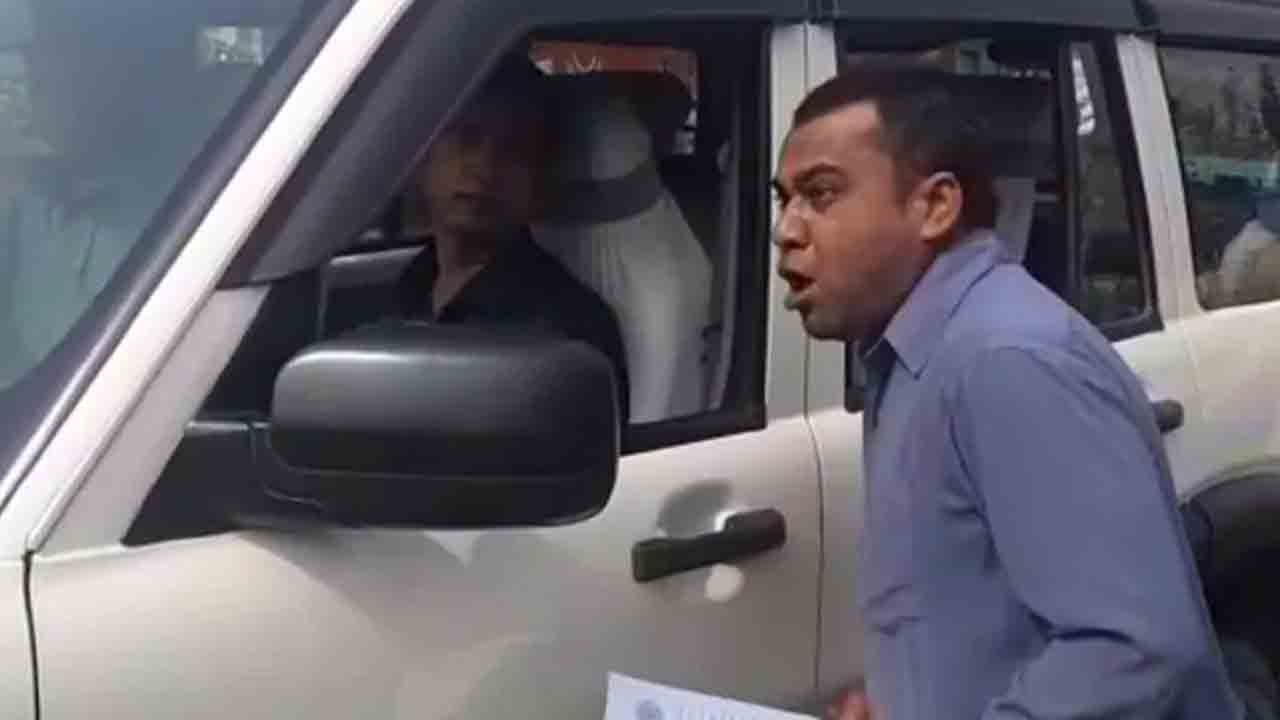 రేషన్‌ కార్డులో తప్పుగా అచ్చయిన పేరు.. కుక్కలా అరుస్తూ బాధితుడి నిరసన