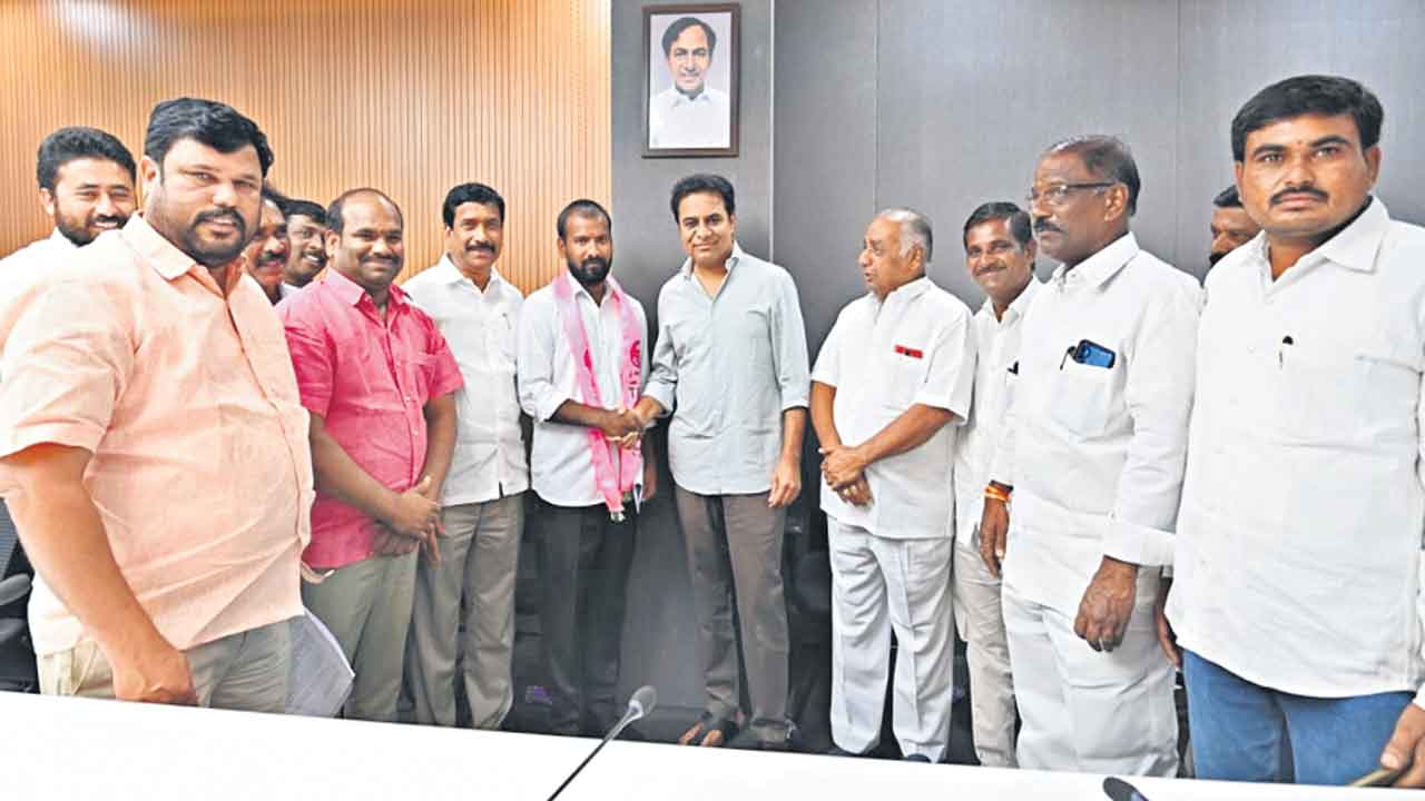 టీఆర్‌ఎస్‌లోకి రేవంత్‌ అనుచరుడు