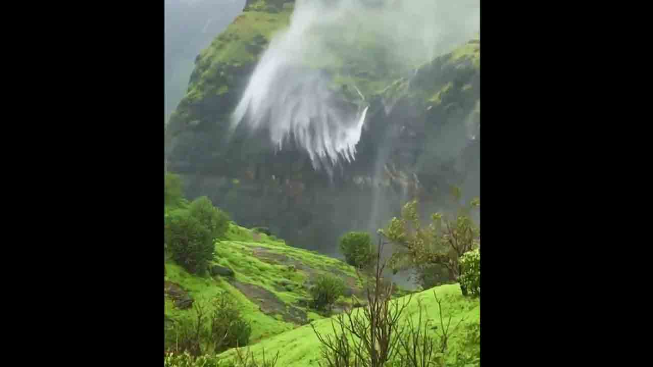 Viral video: జలపాతం రివర్స్‌ గేర్‌.. ఎందుకో తెలుసా..?