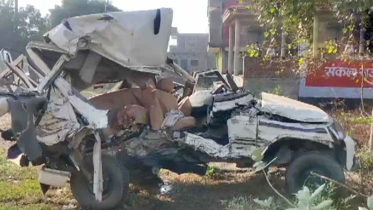 బొలేరోను ఢీకొట్టిన డంపర్‌.. ఐదుగురు దుర్మరణం