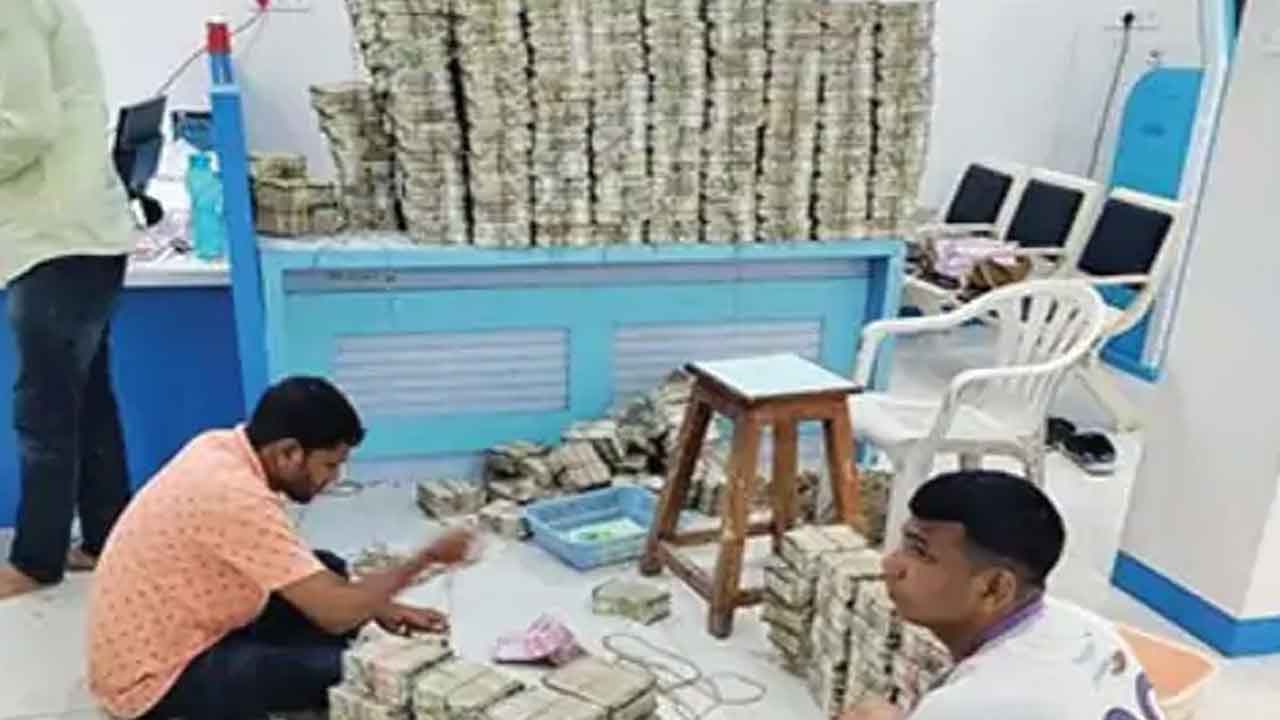 IT raids @ Jarkhand | జార్ఖండ్‌లో ఐటీ దాడులు.. కాంగ్రెస్‌ ఎమ్మెల్యేల ఇంట్లో నోట్ల కట్టలు