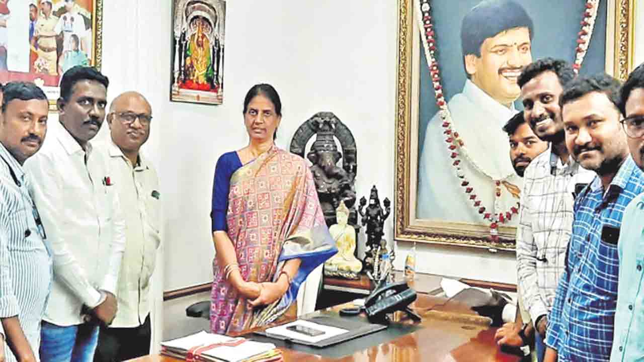 కాంట్రాక్ట్‌ అధ్యాపకులను క్రమబద్ధీకరించాలి