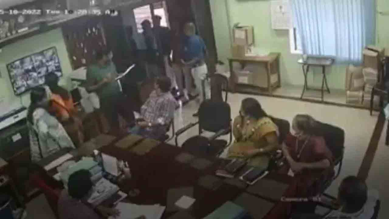 బయటకు రాకపోతే కాళ్లు విరగ్గొడుతా.. కాలేజీ ప్రిన్సిపాల్‌ని బెదిరించిన ఎస్‌ఎఫ్‌ఐ లీడర్‌