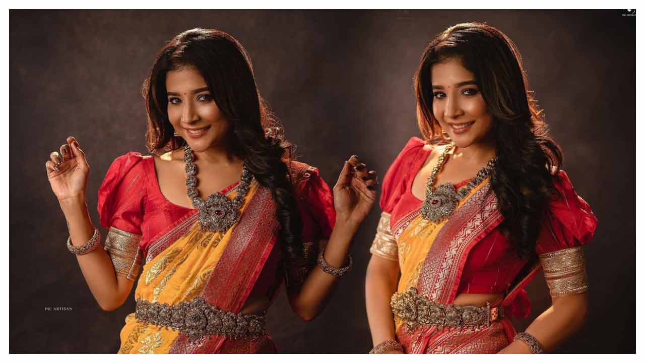 Sakshi Agarwal | పట్టుచీరలో పరువాల సుందరి సాక్షి అగర్వాల్..