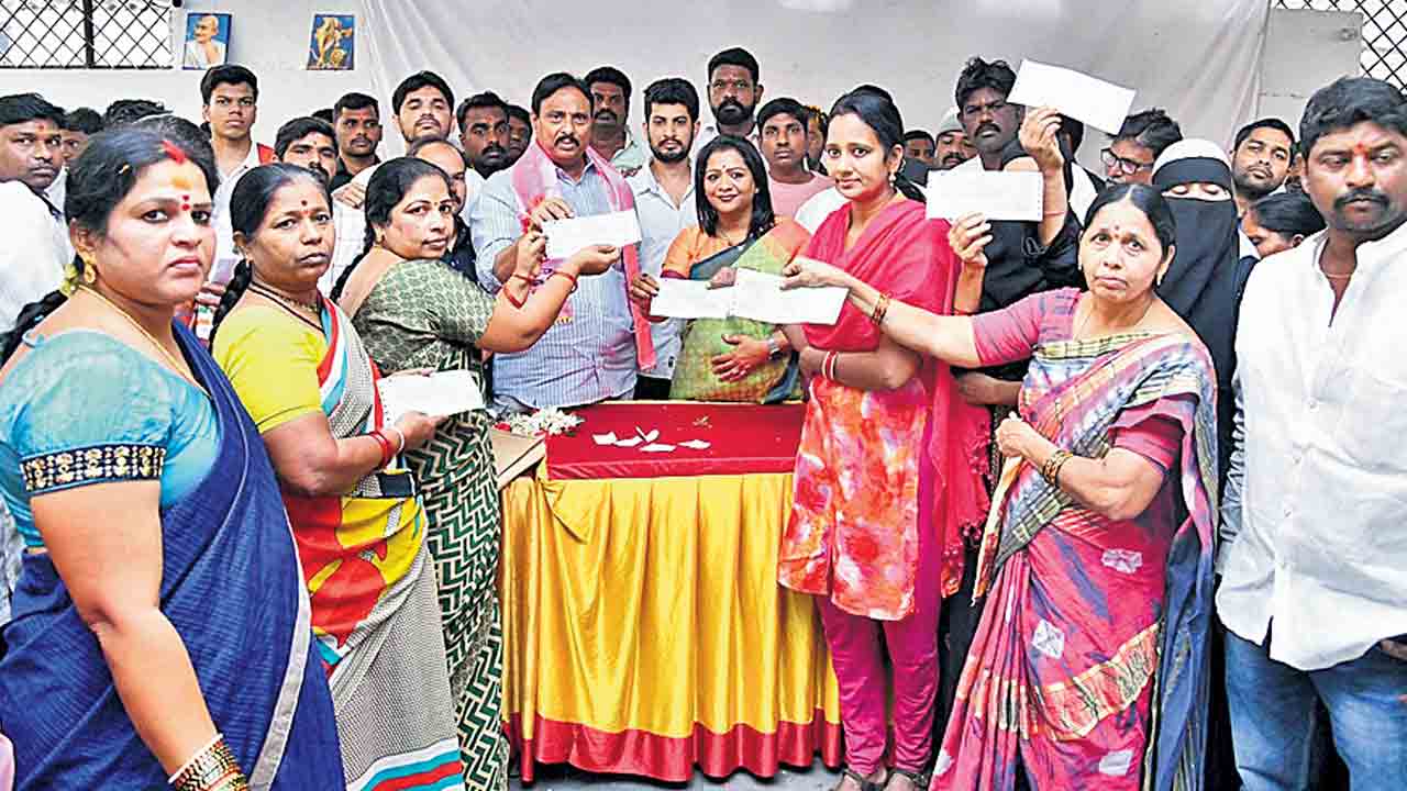 పేదల కష్టాలు తెలిసిన సీఎం