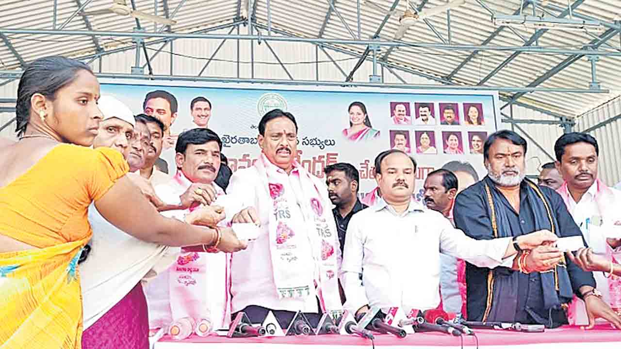 ‘ కనీస వేతనాలు అమలు చేయాలి’
