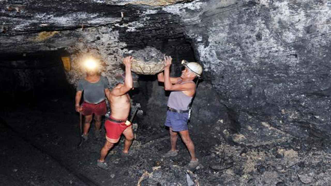 కంప్యూటర్‌ వదిలి.. కార్మికుడిగా కదిలి..