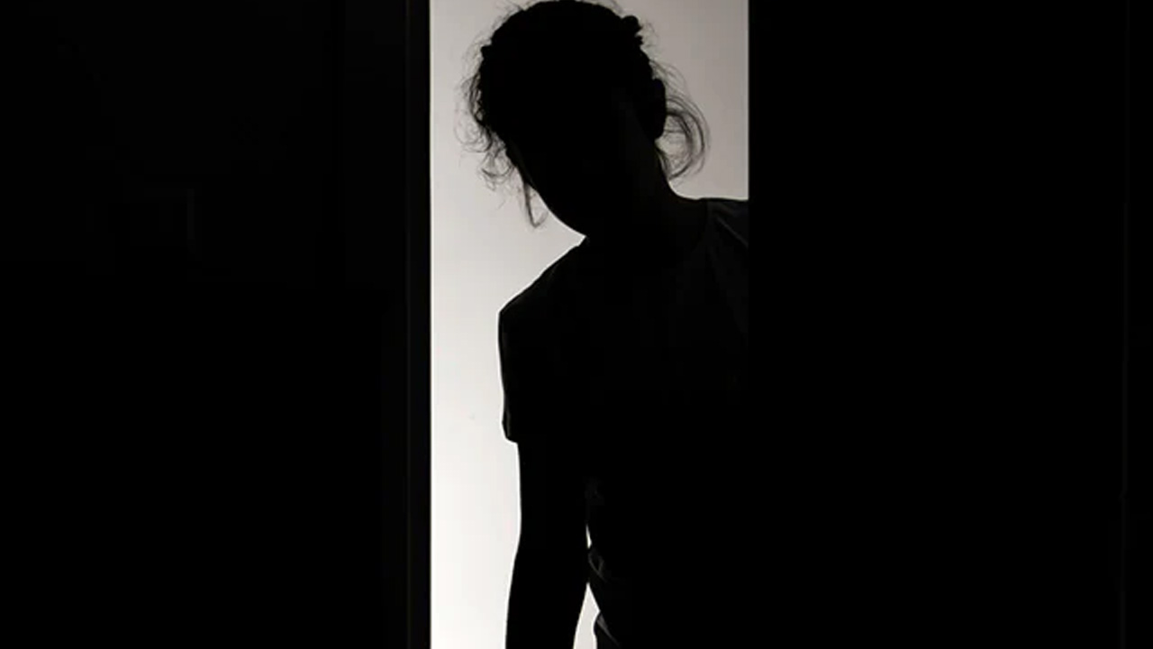 అక్కాచెల్లెళ్లపై అఘాయిత్యం.. తండ్రి, చిన్నాన్నలే కాటేశారు