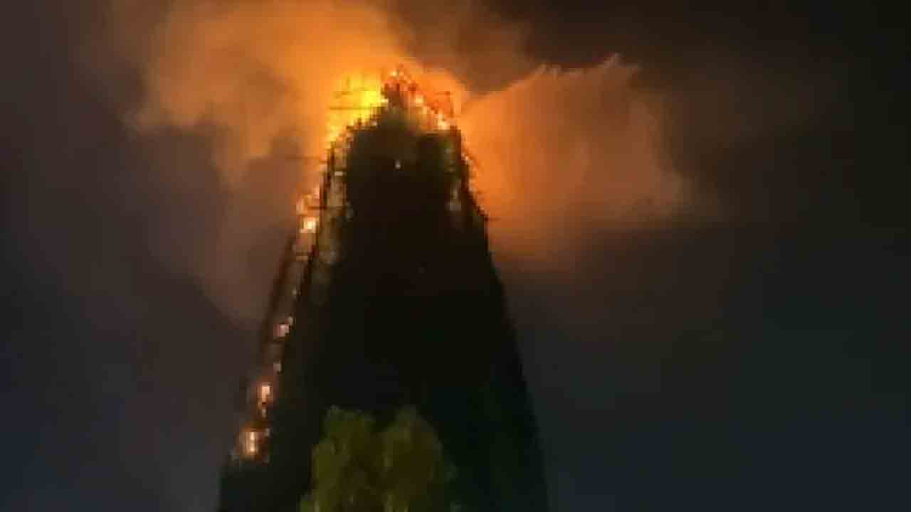 ఆలయ రాజగోపురానికి అంటుకున్న మంటలు..