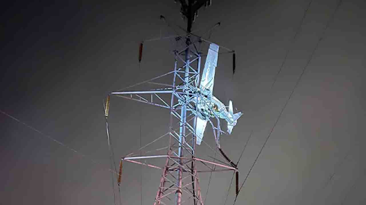 Plane Crash | హైటెన్షన్‌ విద్యుత్‌ స్తంభాన్ని ఢీ కొట్టిన విమానం..!