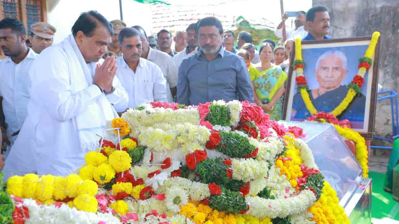 విప్‌ గంప గోవర్ధన్‌ను పరామర్శించిన స్పీకర్‌ పోచారం
