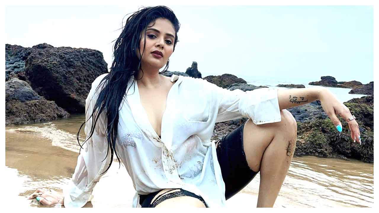 Sreemukhi | తడిసిన అందాలతో సెగలు రేపుతున్న శ్రీ‌ముఖి..