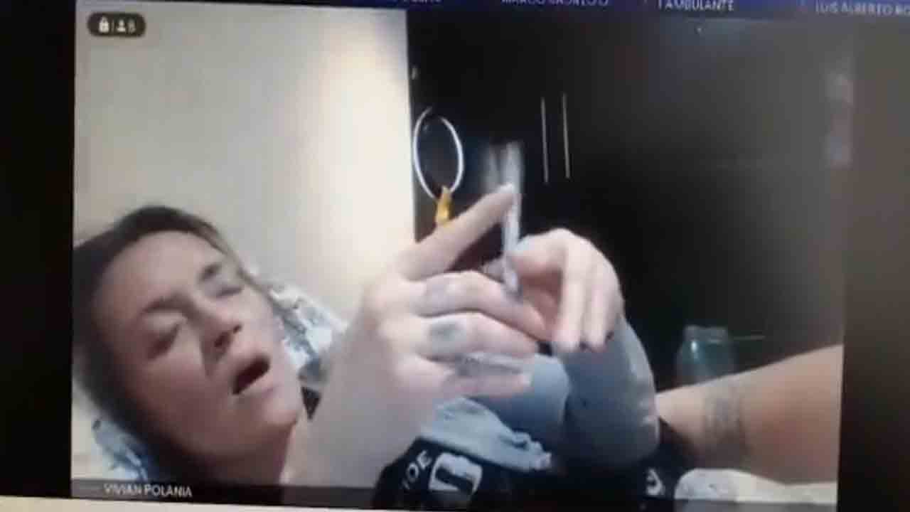 Watch: అర్ధ నగ్నంగా బెడ్‌పై పడుకుని.. సిగరెట్‌ తాగుతూ వర్చువల్‌ హియరింగ్‌లో పాల్గొన్న మహిళా జడ్జీ