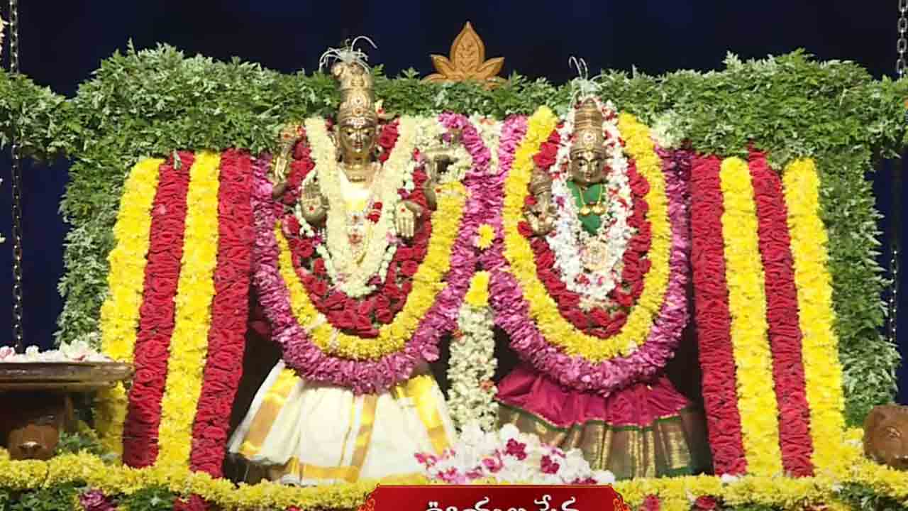 Srisaila Temple | కనుల పండువలా భ్రామరి ఊయల సేవల..