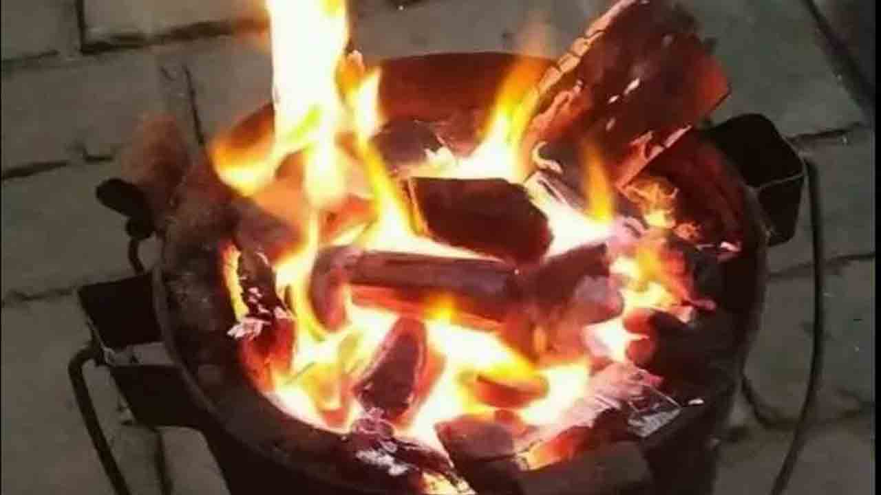 ఉసురు తీసిన చలిమంట.. పొగతో ఊపిరాడక కూలీలు దుర్మరణం