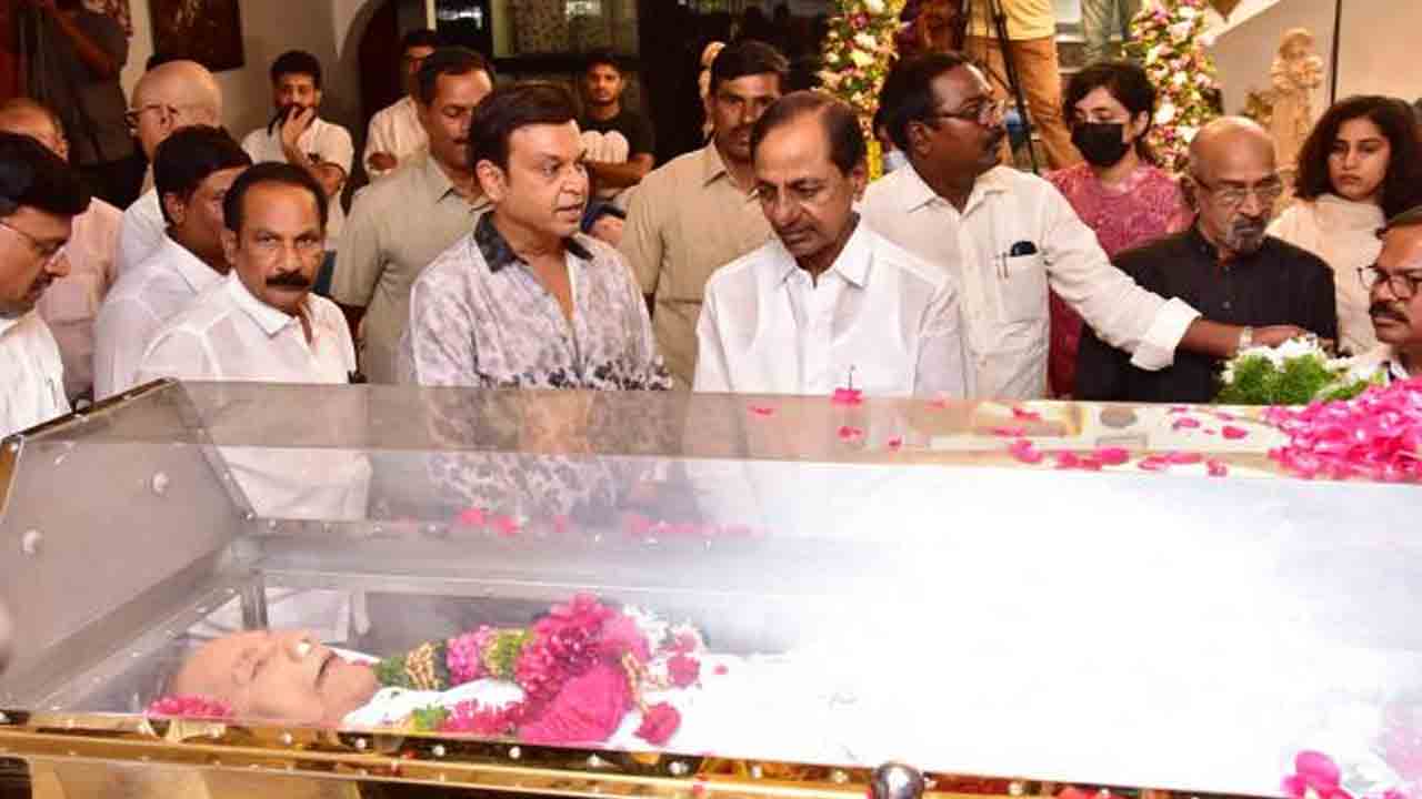 మరికాసేపట్లో పద్మాలయ స్టూడియోకు కృష్ణ పార్థివదేహం