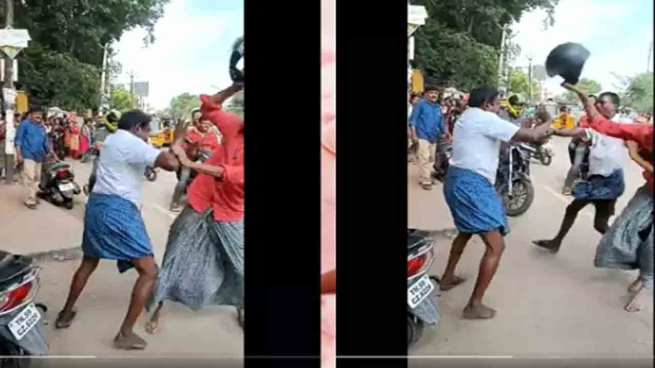 Watch: మహిళా కాలేజ్‌ వద్ద విద్యార్థిని తండ్రిపై కొందరు దాడి.. వీడియో వైరల్‌