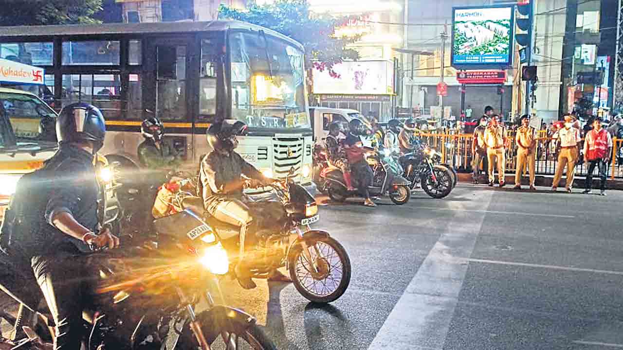 రాంగ్‌సైడ్‌ డ్రైవింగ్‌కు చలానాలు తప్పవు