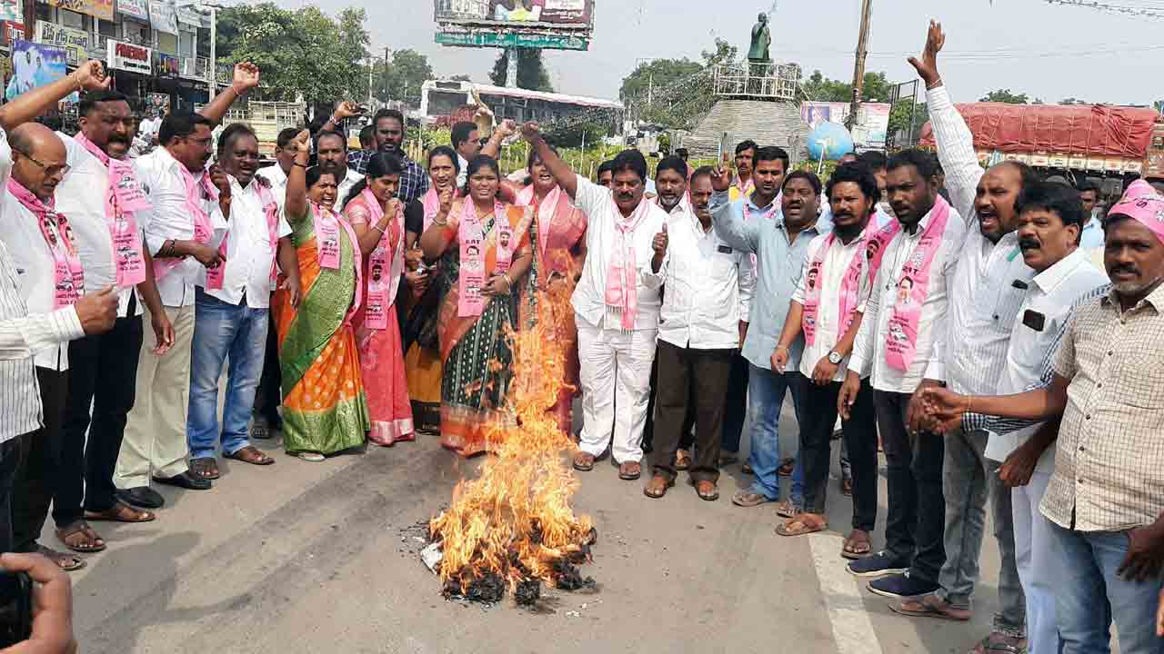 ఎంపీ అర్వింద్‌ క్షమాపణ చెప్పాలి