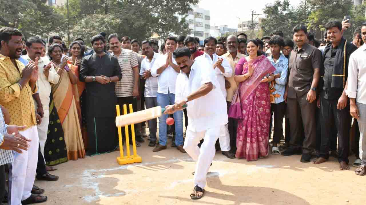 విద్యార్థులు క్రీడల్లోనూ రాణించాలి : తలసాని