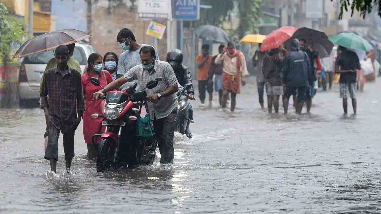 తమిళనాడులో కుండపోత వర్షాలు.. మరో రెండు రోజులు స్కూళ్లు, కాలేజీలకు సెలవు