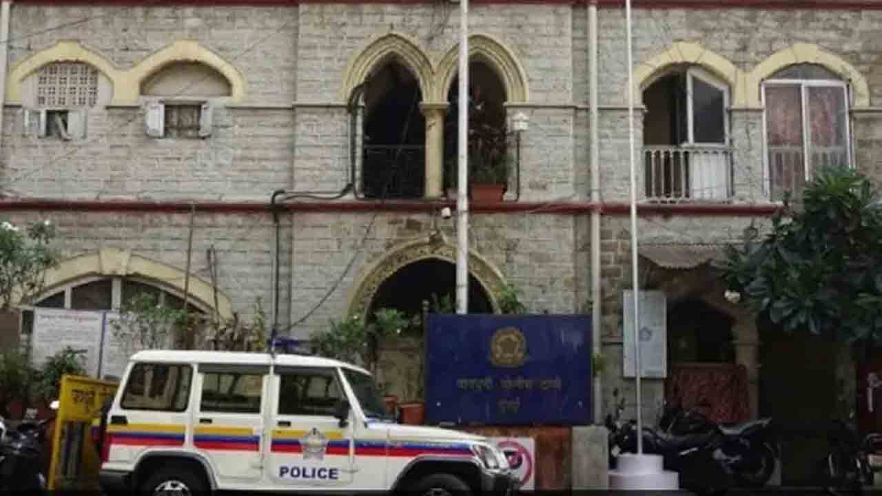 పోలీసులమని చెప్పి దారిదోపిడీ.. నిందితుల కోసం గాలింపు