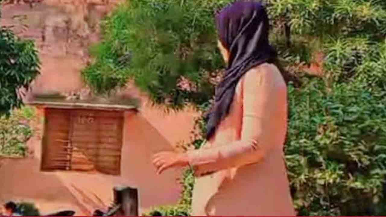 Viral News | మితిమీరిన మైనర్‌ విద్యార్థుల ప్రవర్తన.. క్లాస్‌రూమ్‌లోనే టీచర్‌కు ఐ లవ్‌ యూ చెబుతూ..!