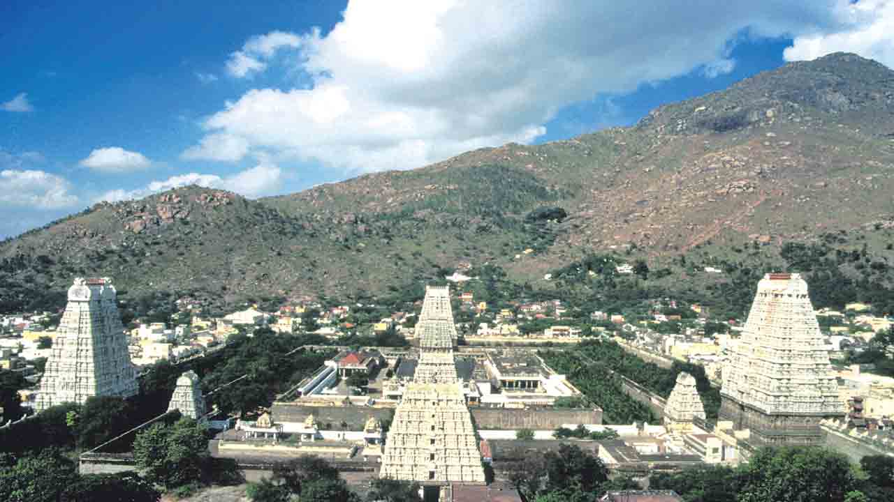 విలక్షణం.. గిరి ప్రదక్షిణం