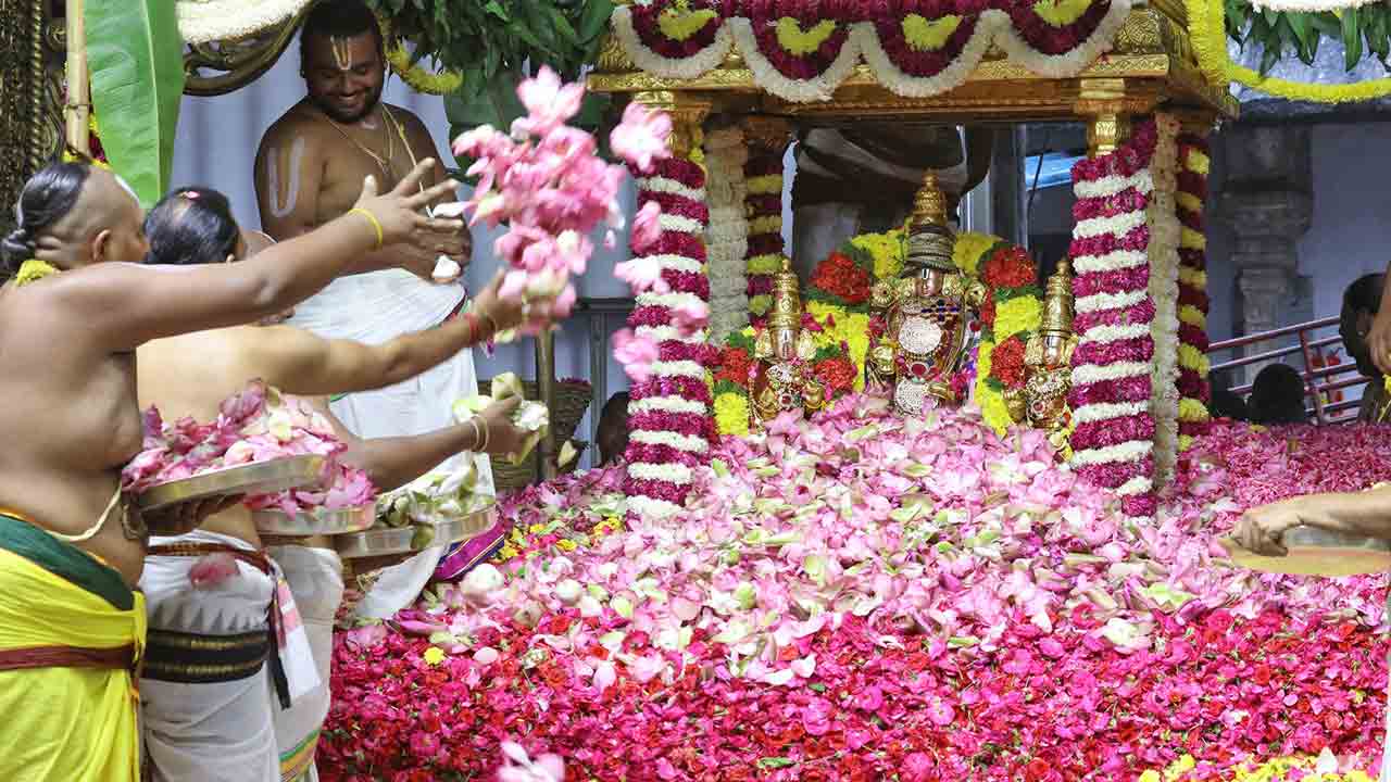 తిరుమలలో వైభవంగా పుష్పయాగం