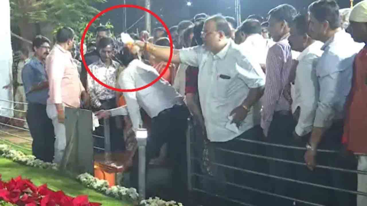 సీఎం ఏక్‌నాథ్ షిండే నివాళి తర్వాత.. బాల్‌ ఠాక్రే మెమోరియల్‌ శుద్ధి