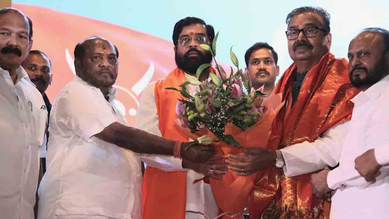 మాజీ సీఎం ఉద్ధవ్‌ థాక్రేకి మరో షాక్‌.. షిండే వర్గంలో చేరిన ఎంపీ గజానన్‌