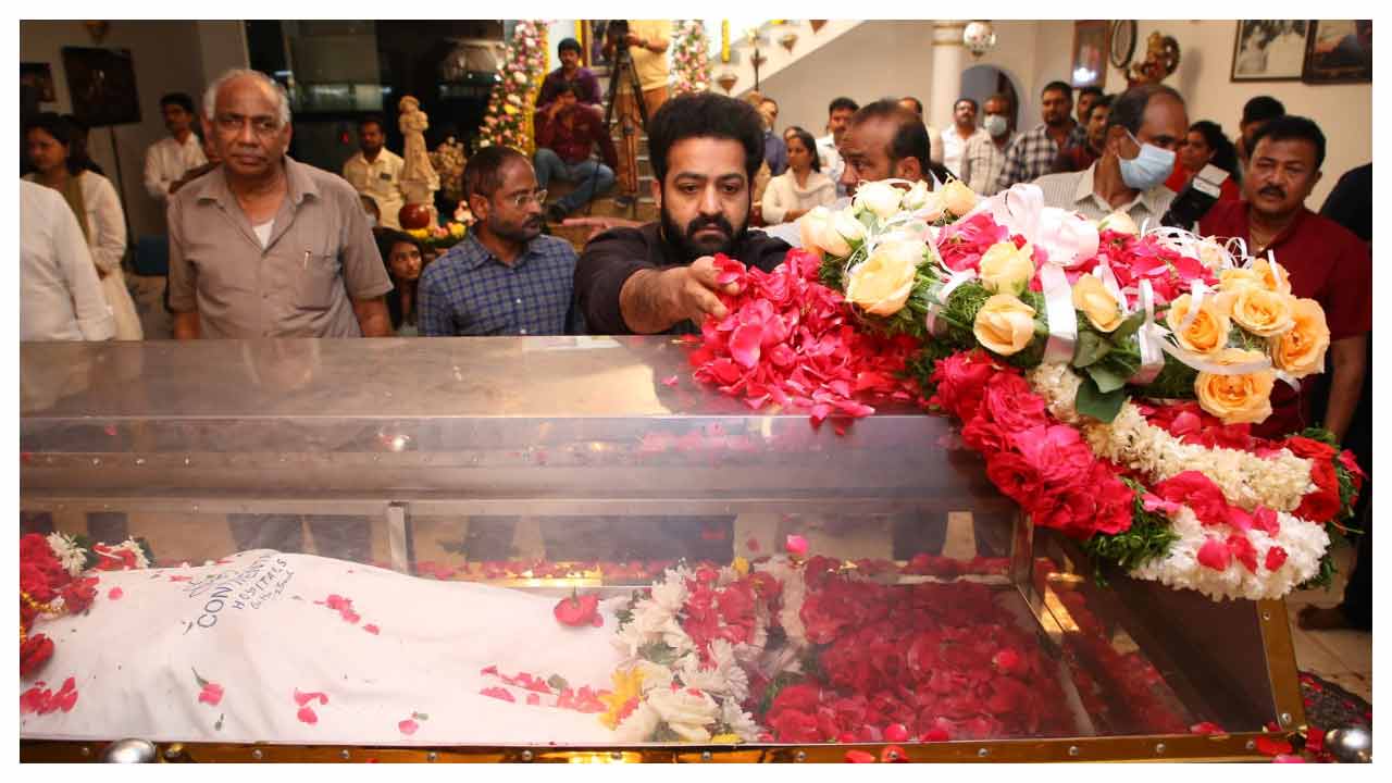 Tollywood Celebrities Pay Homage to Superstar Krishna