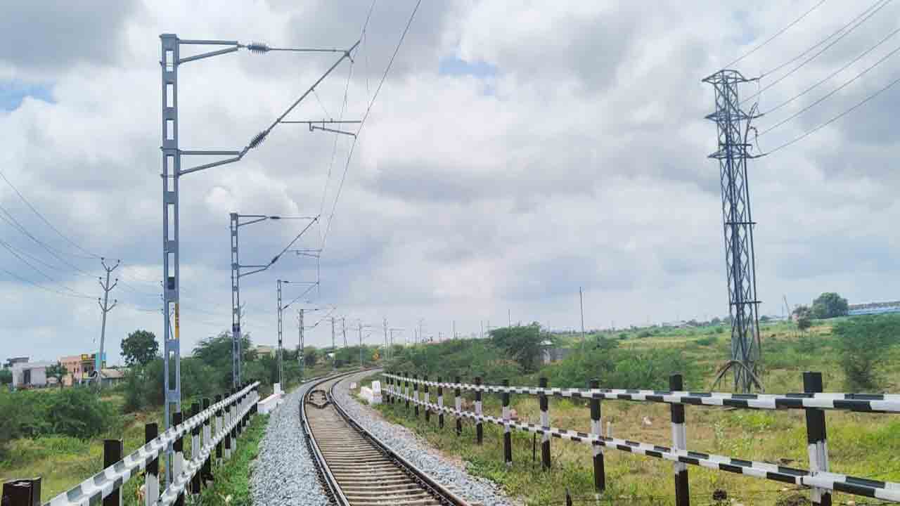 విద్యుద్దీకరణతో రైళ్ల రాకపోకలు