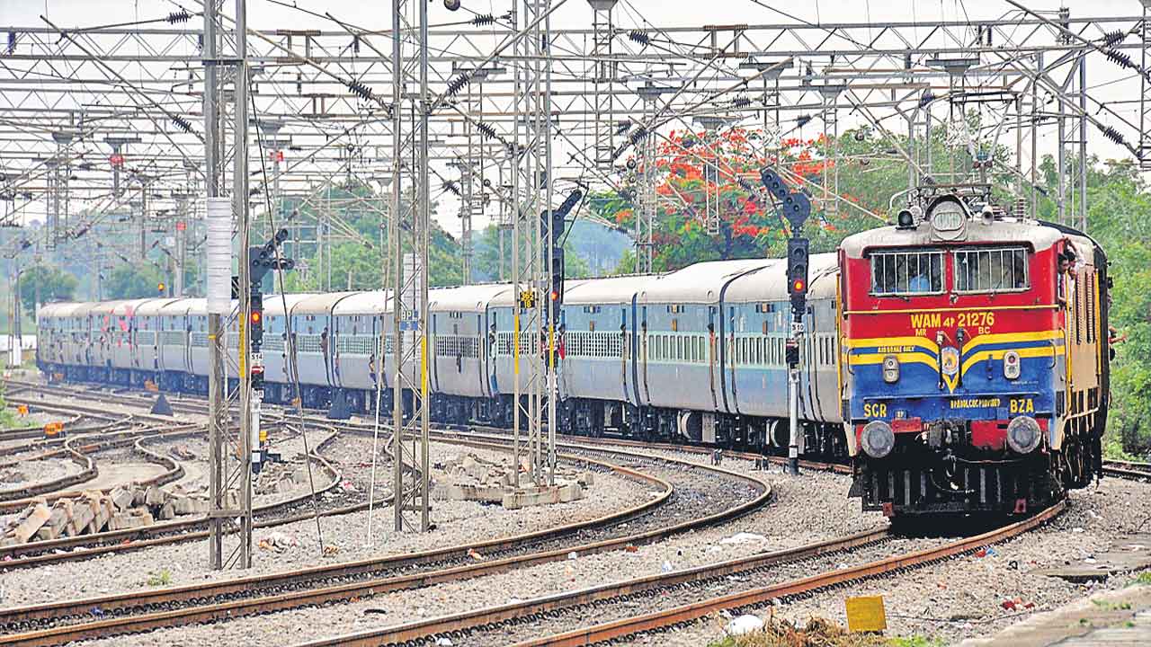 Pets on Trains | పెంపుడు జంతువులను రైళ్లలో తీసుకెళ్లేందుకు.. త్వరలో ఆన్‌లైన్‌ బుకింగ్‌