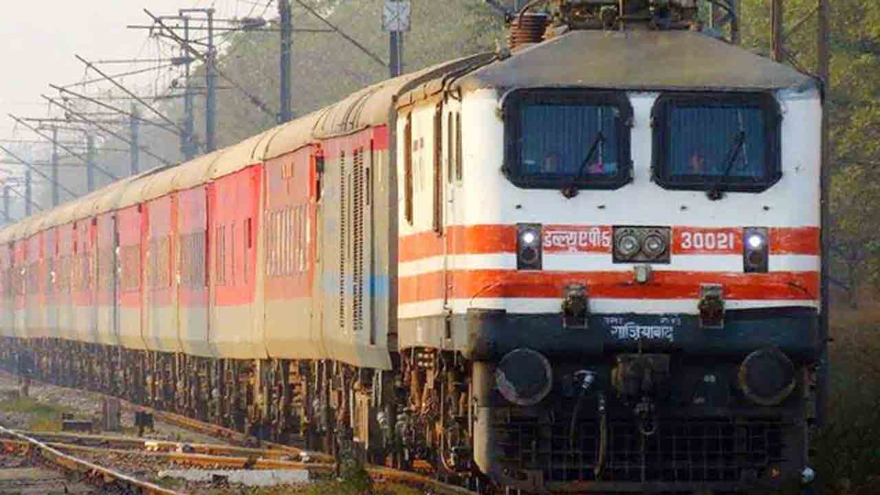 Train | జవాన్ను కదులుతున్న రైలు నుంచి తోసేసిన టీటీఈ..!
