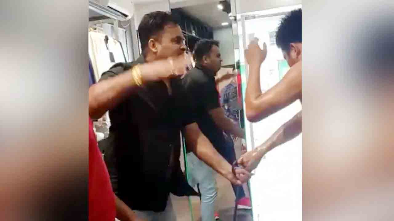 Viral Video | బకాయి జీతాన్ని అడిగినందుకు రాడ్‌తో కొట్టిన యజమాని..!