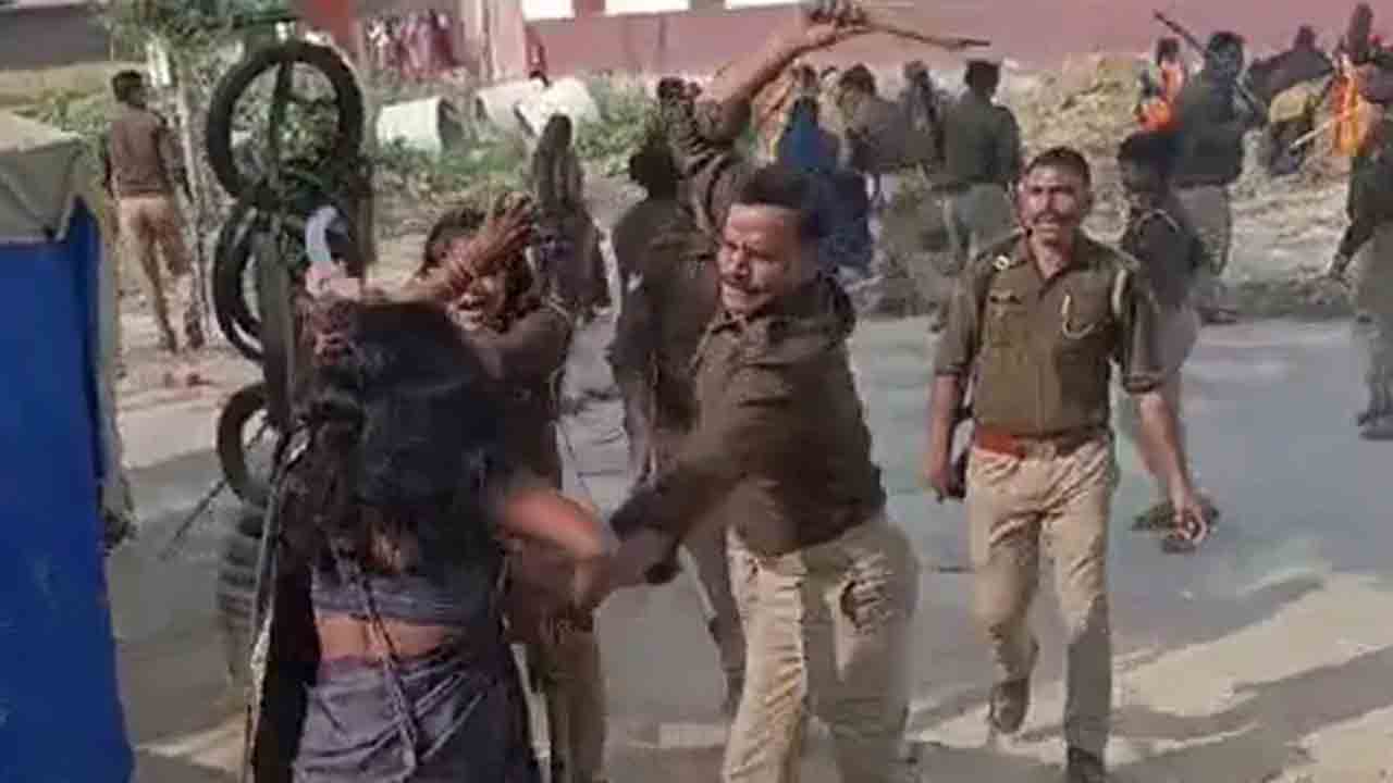 మహిళలపై యూపీ పోలీసుల దాష్టీకం.. కర్రలు, పైపులతో దాడి