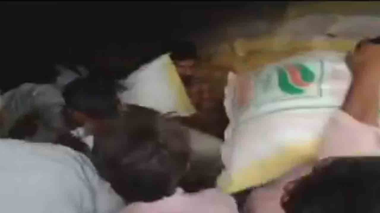 Watch: ఎరువుల కోసం ఎంపీ రైతుల నిరసన.. ఆపై పంపిణీ కేంద్రం నుంచి లూటీ