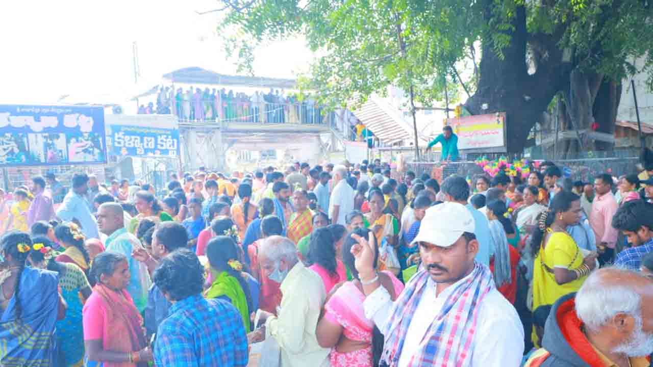 కార్తీక సోమవారం.. రాజన్న ఆలయానికి పోటెత్తిన భక్తులు