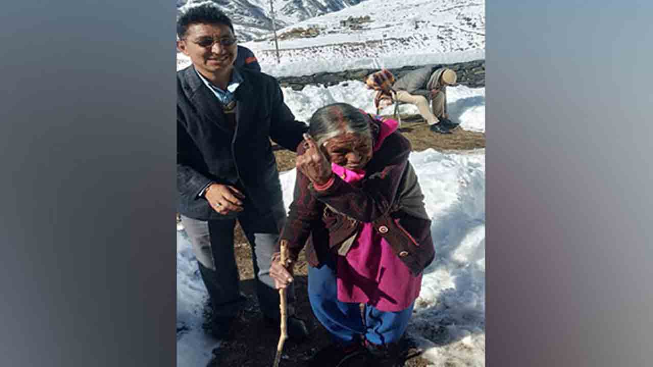 మంచుపై 14 కి.మీ నడిచివెళ్లి ఓటేసిన 83 ఏండ్ల వృద్ధురాలు