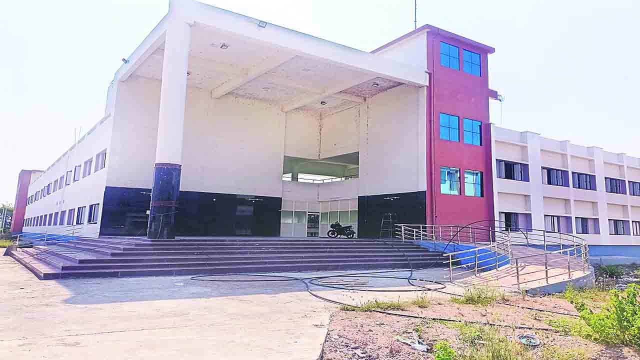 సువిశాలమైన గదులతో కమలాపూర్‌ ఎంజేపీ బాలికల విద్యాలయం