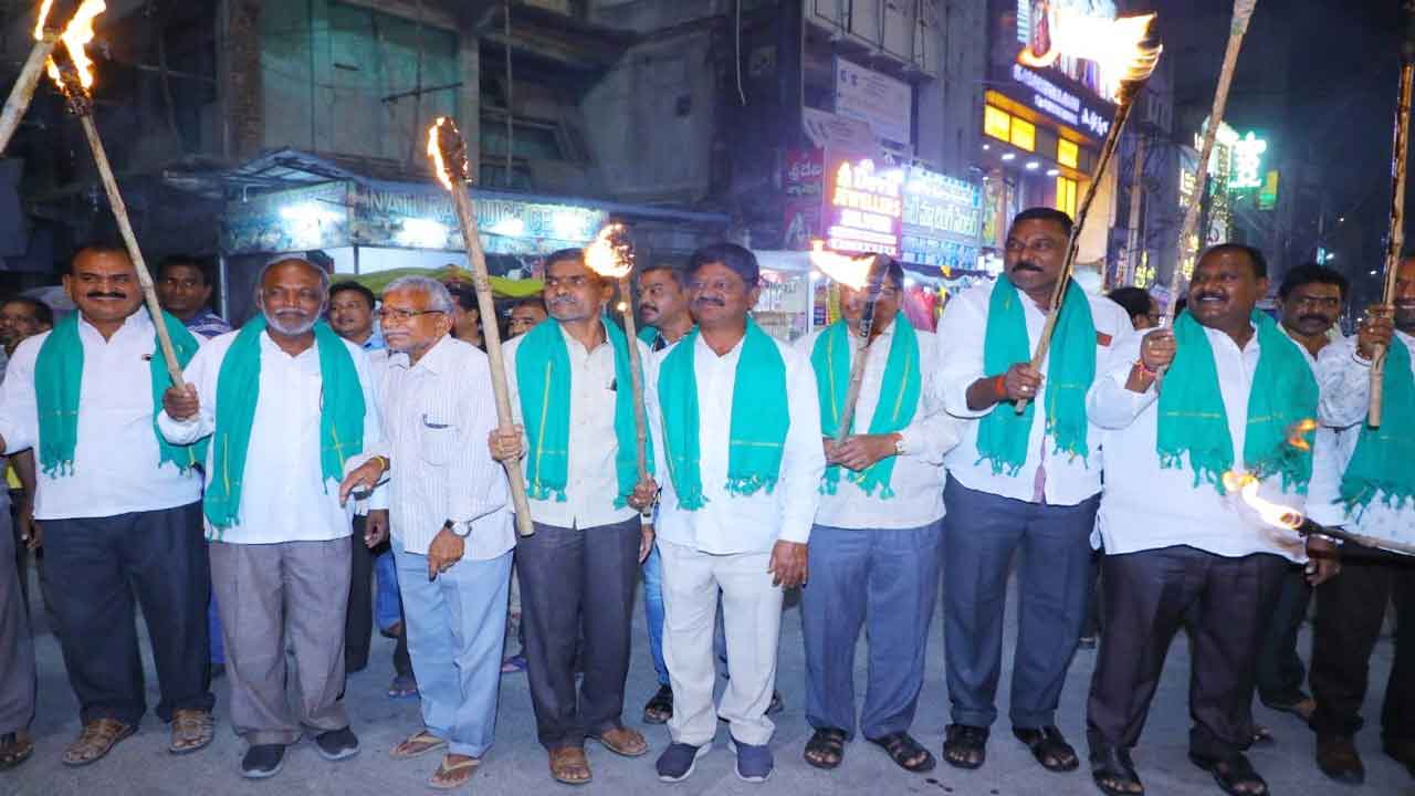 ఈడీ, ఐటీ దాడులపై బీసీల మంటలు