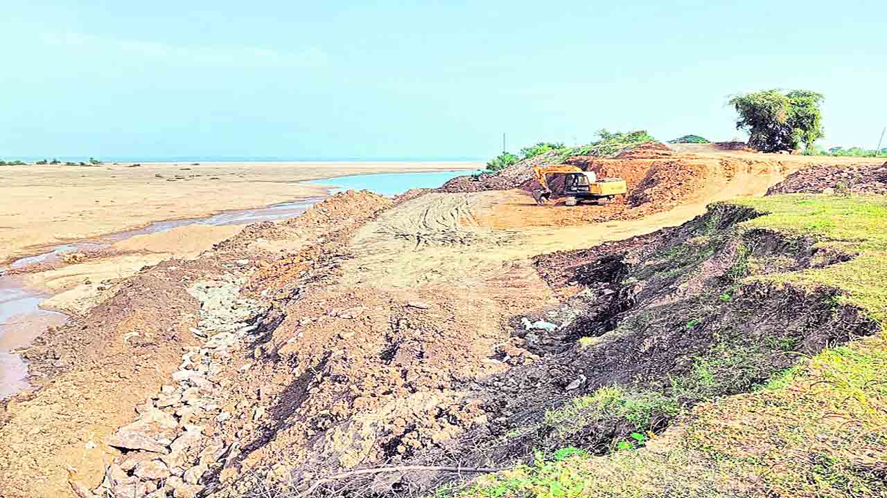 గోదావరి కరకట్టకు చకచకా మరమ్మతులు
